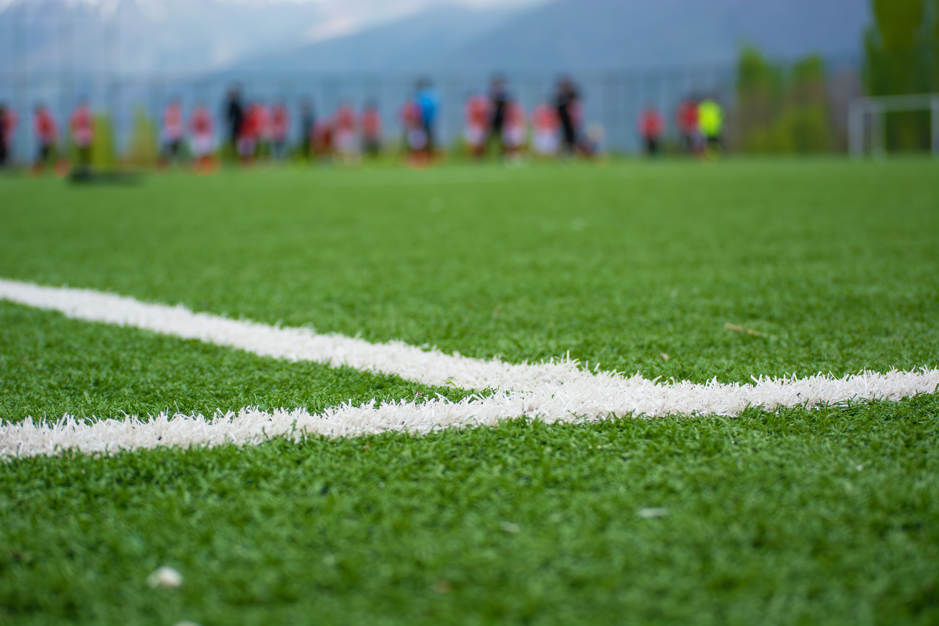 Terrain de football et équipe à l’échauffement