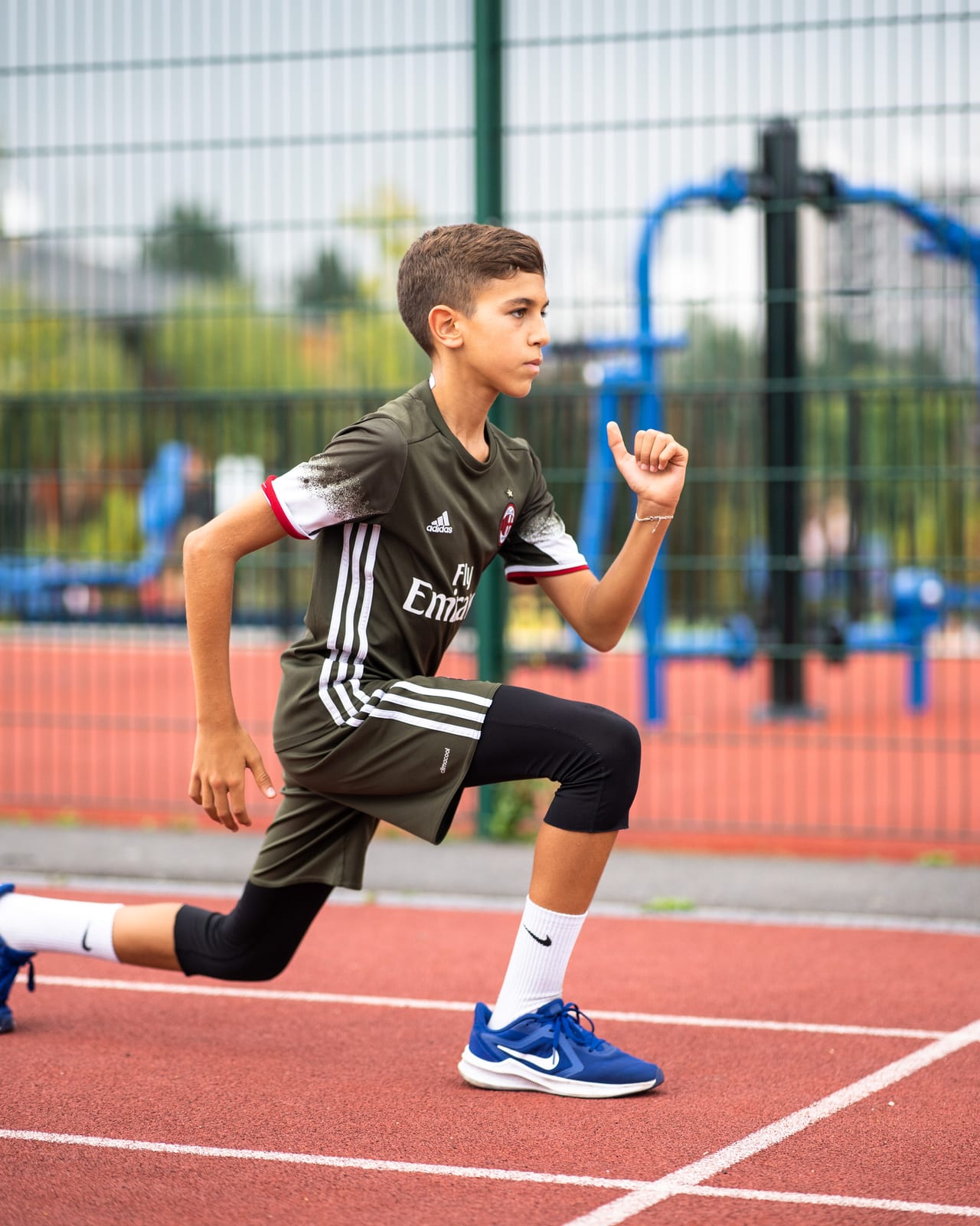 Jeune athlète en appui, départ de sprint