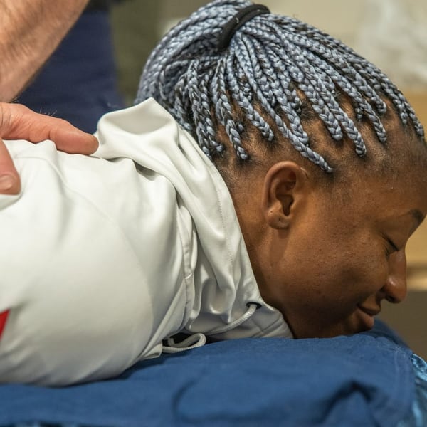 Praticien Odysium Care en soin manuel sur un athlète
