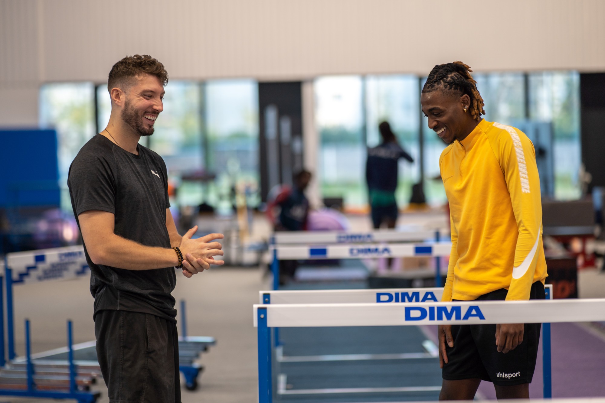 Coach et athlète en salle d athlétisme
