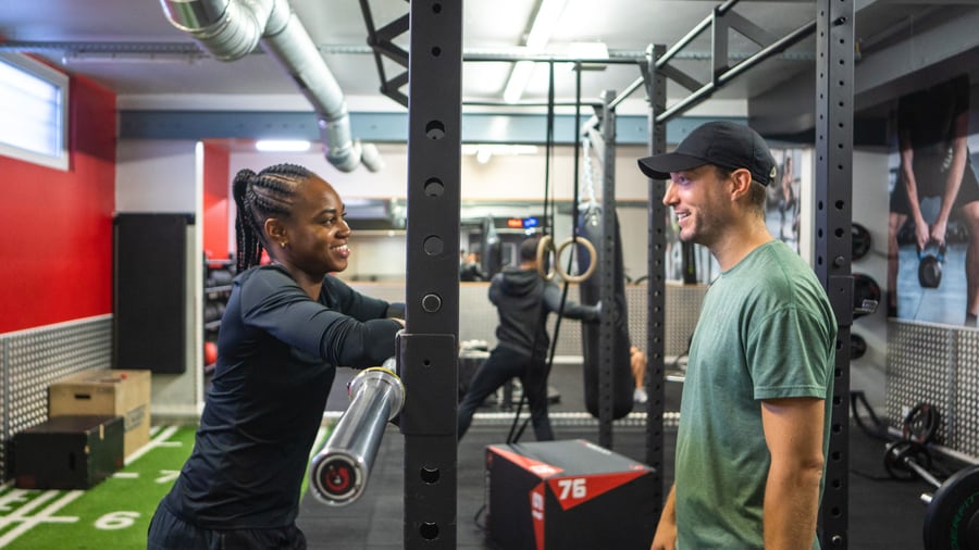 Athlète et préparateur physique Odysium au rack de musculation