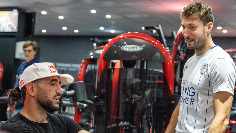 Deux athlètes professionnels en échange dans la salle Odysium